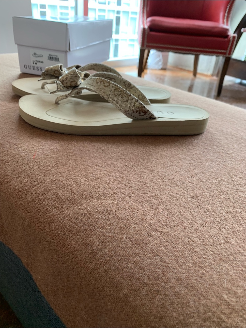 GUESS Gold Bow Thong Sandals Size 8 - Picture 4 of 7